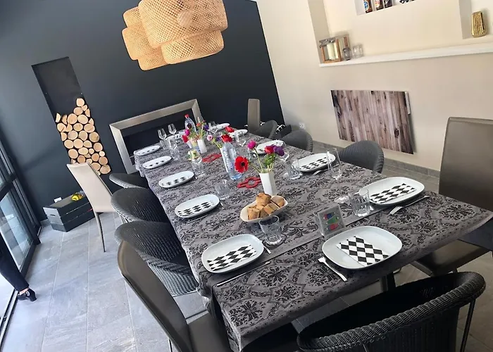 Prázdninový dům Jolie Maison Avec Piscine, Proche Mt St Michel